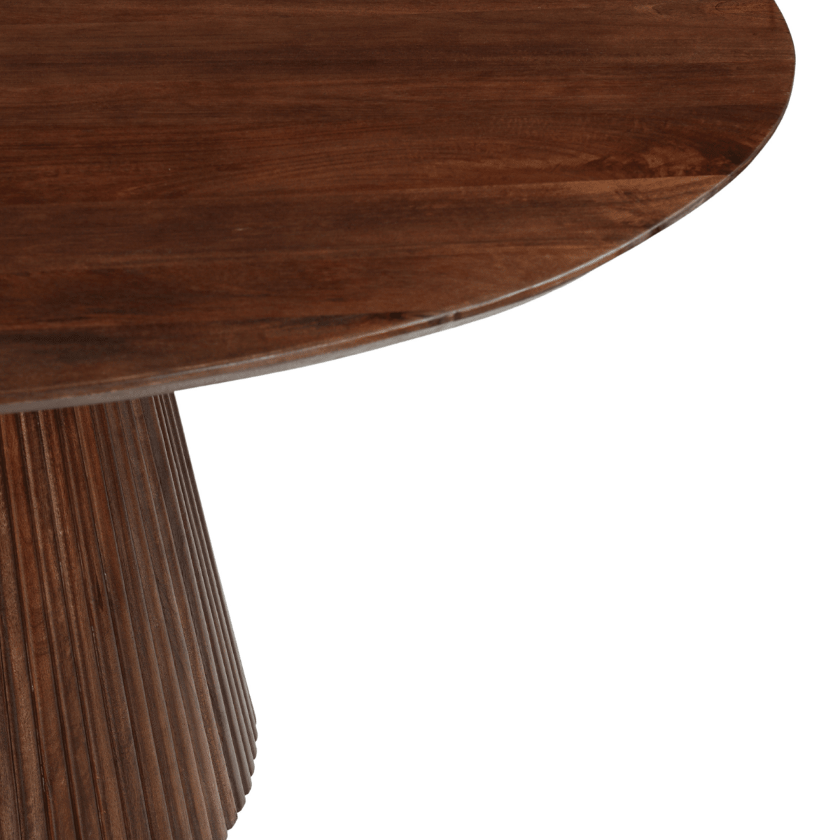 Close up van donkerbruine mangohouten eettafel rond in Japandi stijl