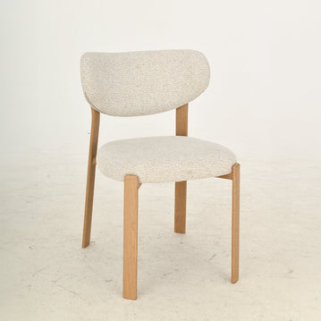Witte eetkamerstoel met houtkleurige stoelpoten.
