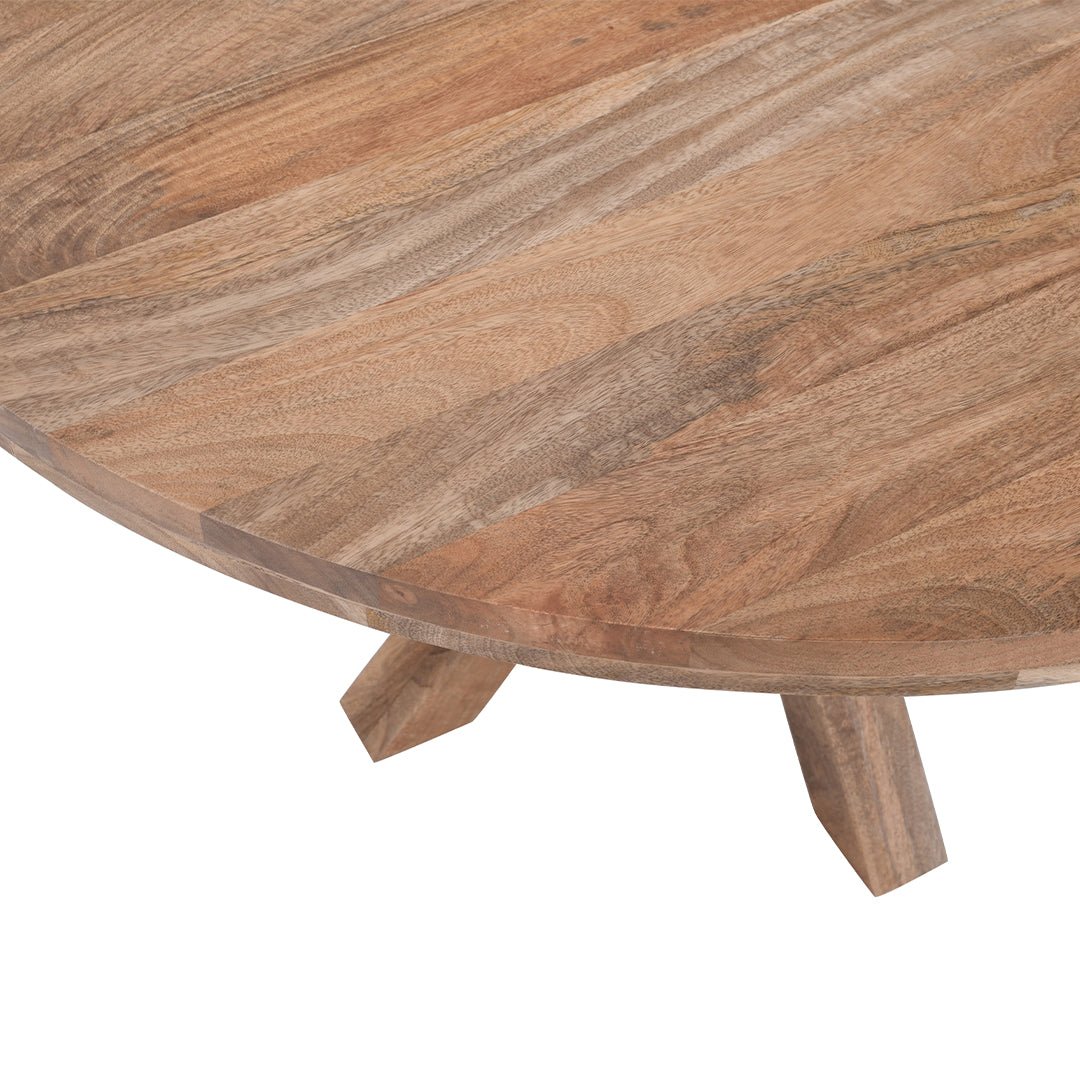 Bruine ronde eettafel van mangohout closeup
