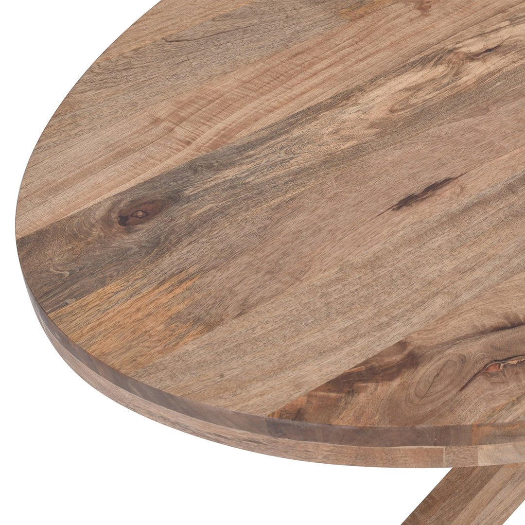 Lichtbruine ovale eettafel van mangohout closeup