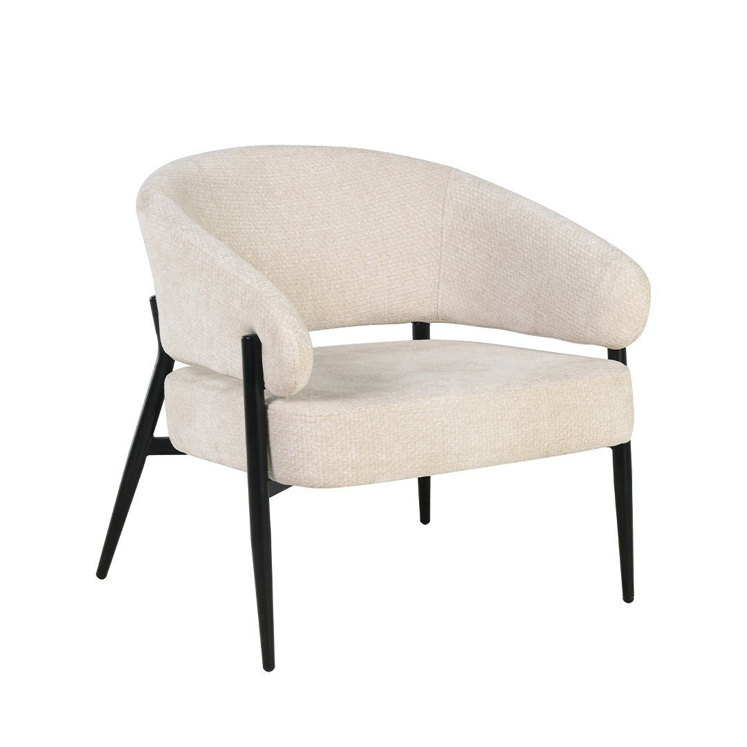 Beige stoel met zwarte stoelpoten