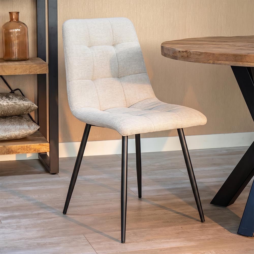 Beige eetkamerstoel met zwart onderstel