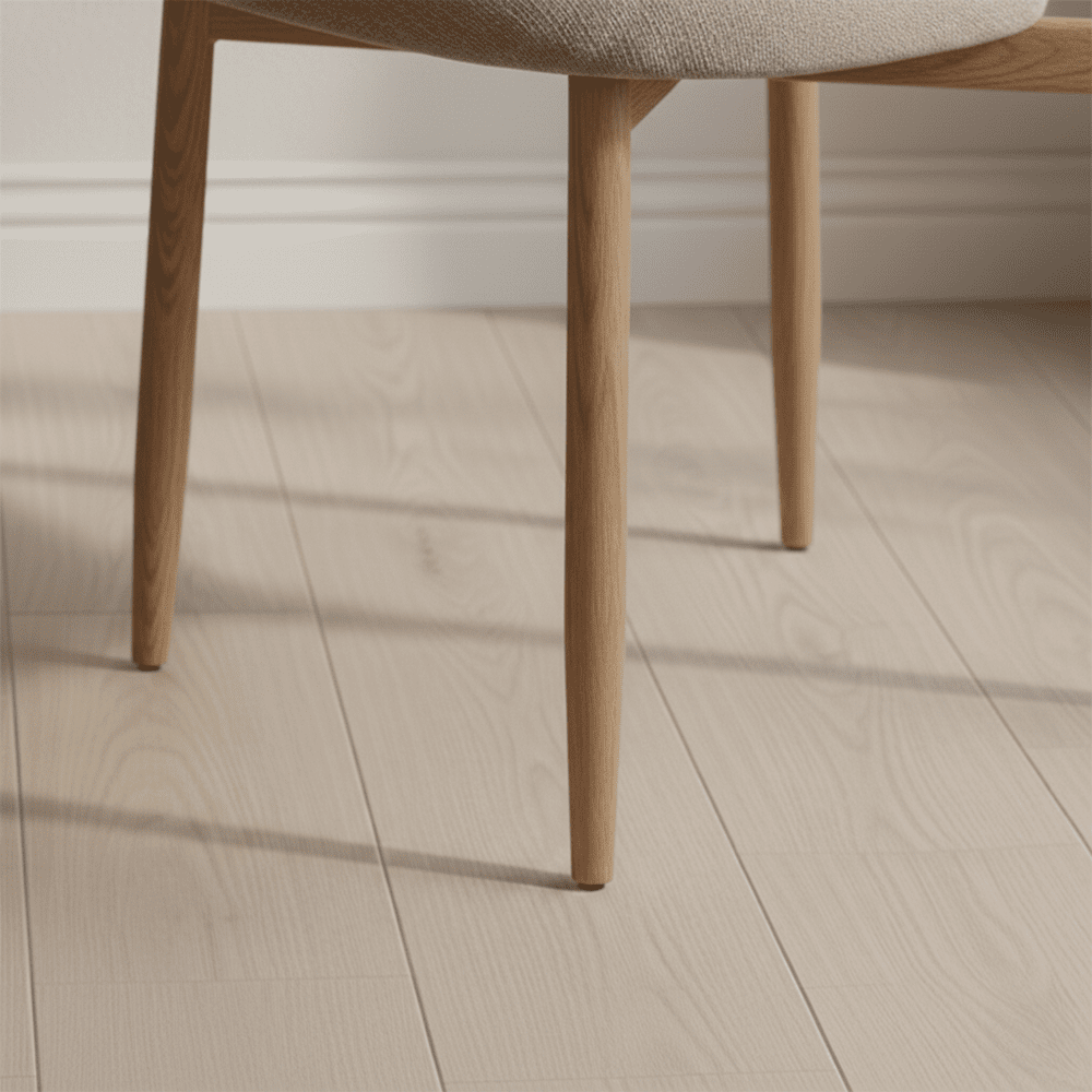 Taupe eetkamerstoel met eiken onderstel