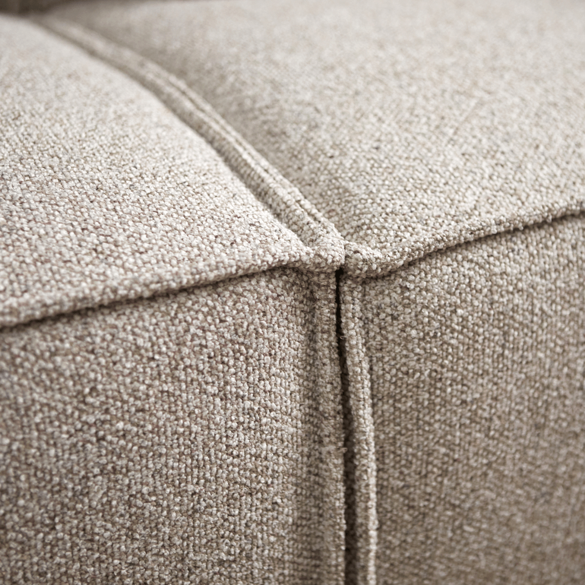 Beige bank 3 zits closeup