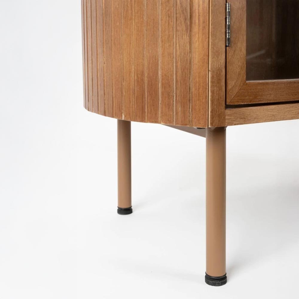 Houten kast met glazen deurtjes