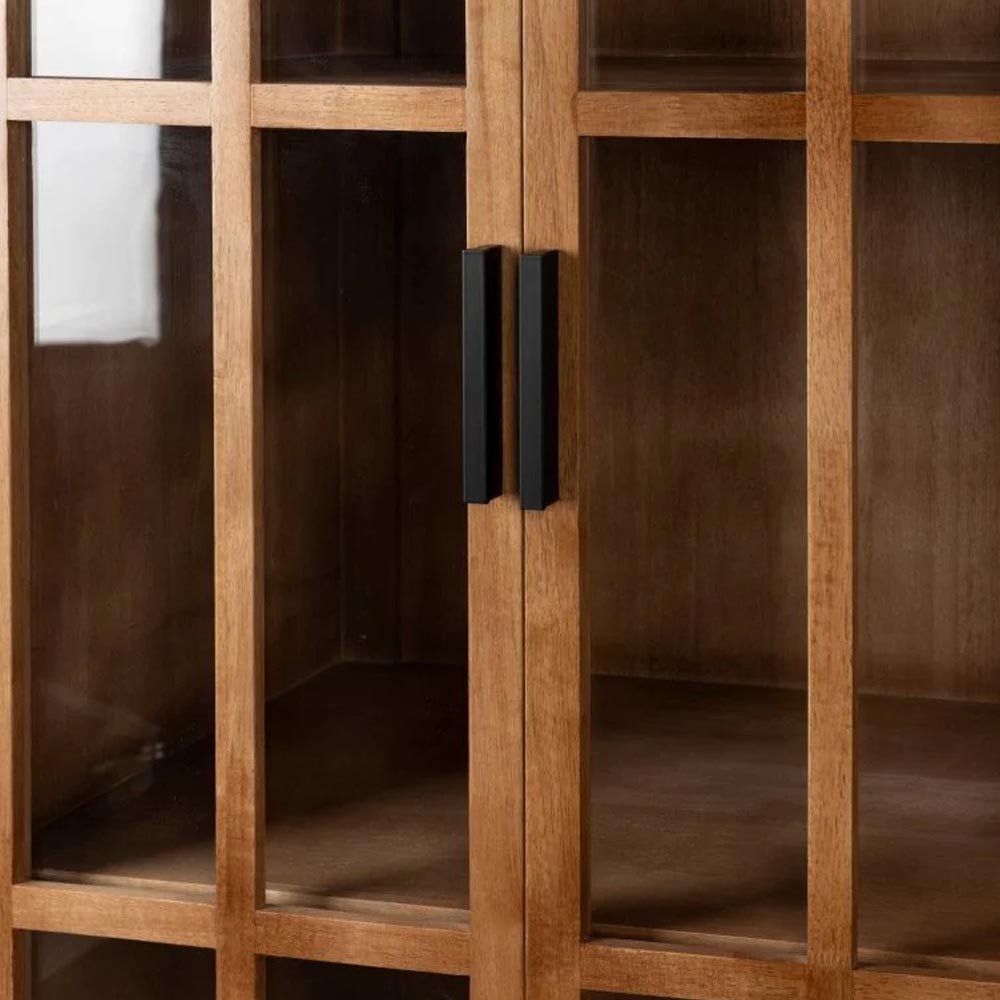 Houten kast met glazen deurtjes