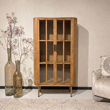 Houten kast met glazen deurtjes
