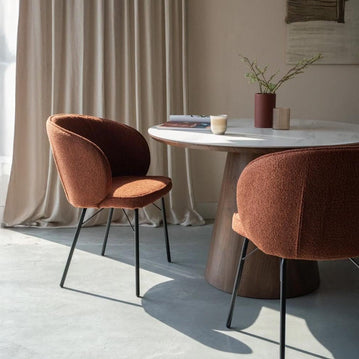 Eetkamerstoel terracotta oranje met zwart onderstel
