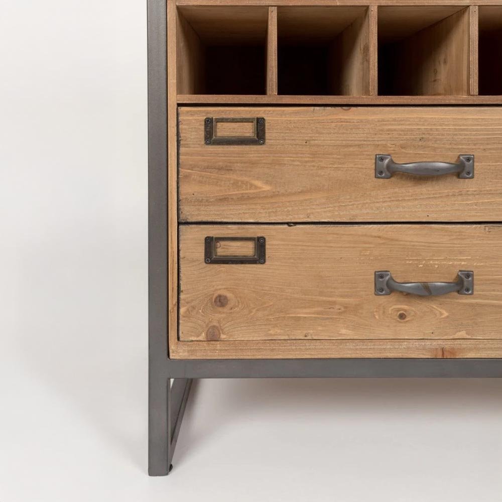 Sparrenhouten kast met wijn opslag