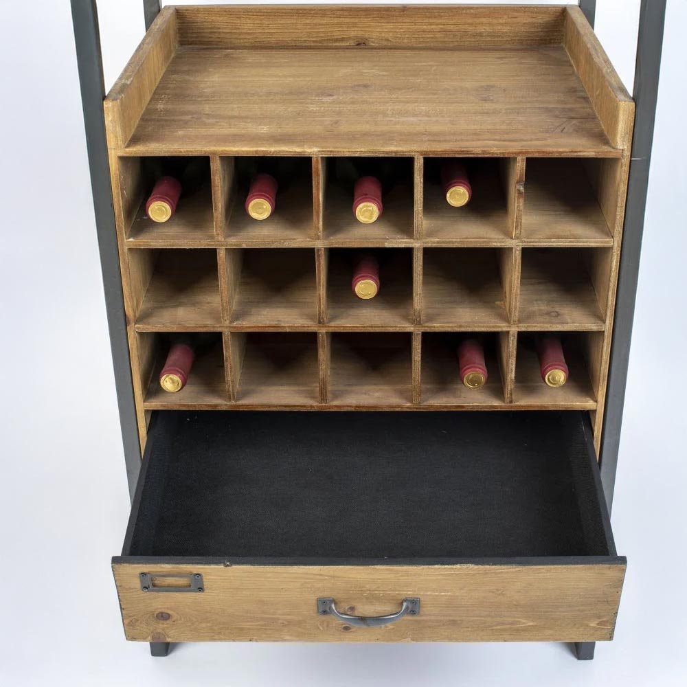 Sparrenhouten kast met wijn opslag