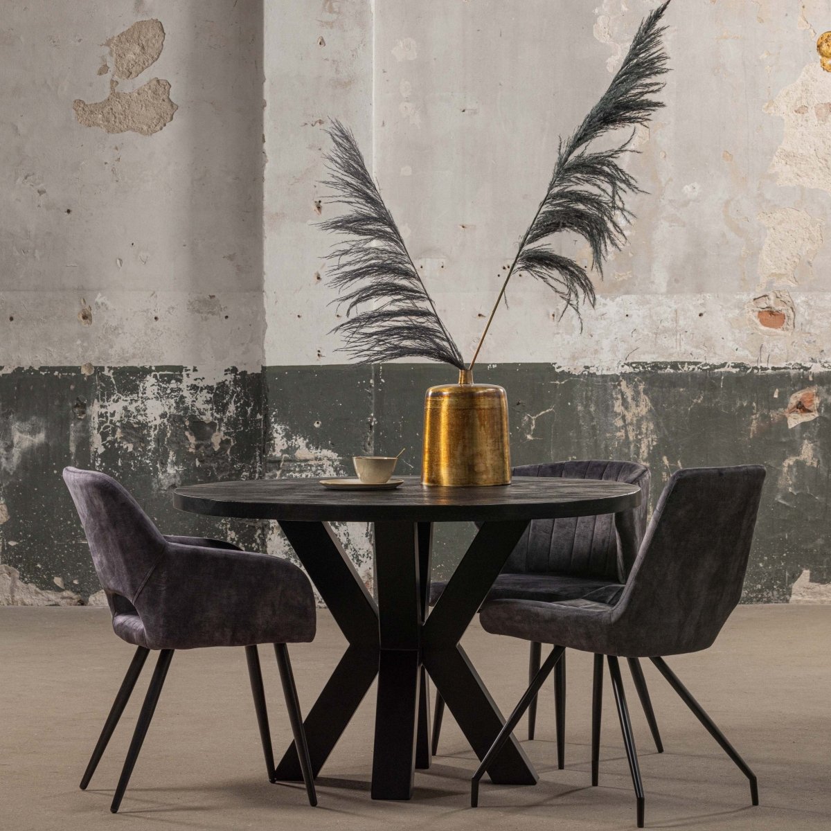 Zwarte ronde eettafel van mangohout