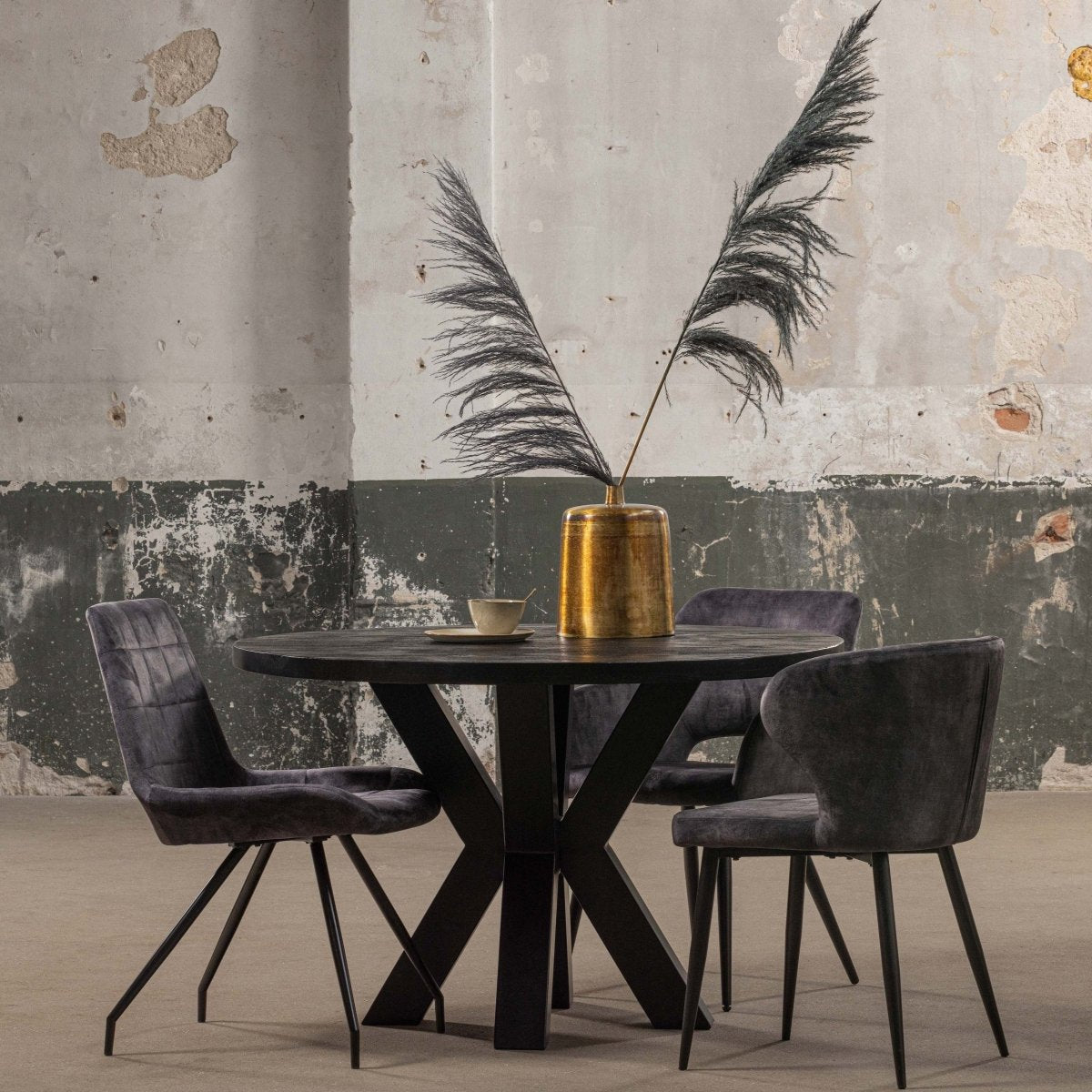Ronde zwarte eettafel van mangohout