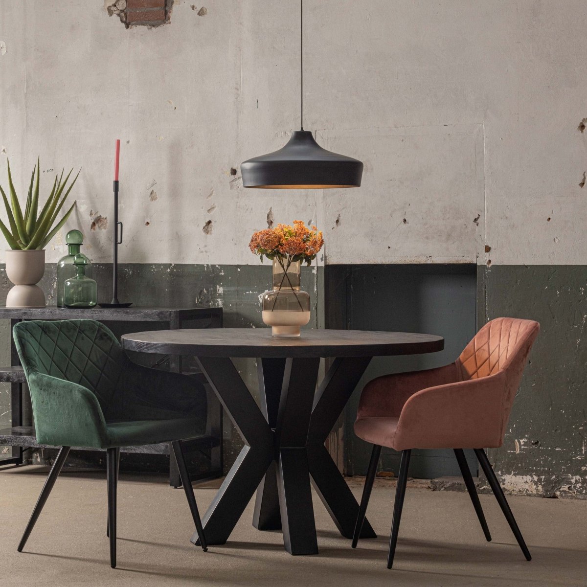 Ronde zwarte eettafel van mangohout