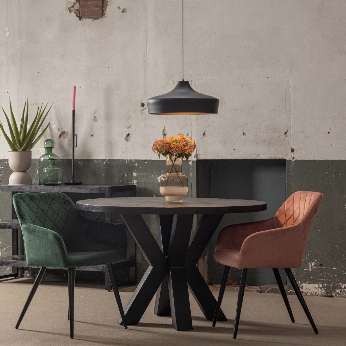 Zwarte ronde eettafel van mangohout